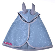 Pláštěnka Blue Drops od Hobby Horse LarDen, světle modrá pláštěnka pro mazlíčky se vzorem kapek vody, světle šedým lemováním, dvěma šedými akcenty ve tvaru uší na kapuci a růžovým štítkem „Let Rain“ — ideální do každého počasí.