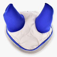 Čabraka Cream Pearl od Hobby Horse LarDen, bílá a modrá čabraka se dvěma vztyčenými špičatými částmi a stříbrným lemováním, navržená pro Hobby Horse k ochraně proti hmyzu. Vyfotografováno na bílém pozadí.