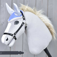 Čabraka Light Violett od Hobby Horse LarDen na plyšovém Hobby Horse se světle šedým tělem, bílou hřívou a černou uzdečkou na dřevěném pozadí.