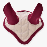 Čabraka Maroon Star od Hobby Horse LarDen, prošívaná čabraka ve tvaru V se dvěma kaštanově červenými polstrovanými kryty uší pro ochranu proti hmyzu, navržená pro Hobby Horses a zobrazená na bílém pozadí.