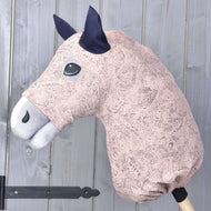 Hobby Horse ochranný oblek Cosmos (Lycra) od Hobby Horse LarDen v růžové a bílé barvě s tmavými uši je zobrazen nasazený na dřevěné tyči na pozadí světle šedé dřevěné stěny.