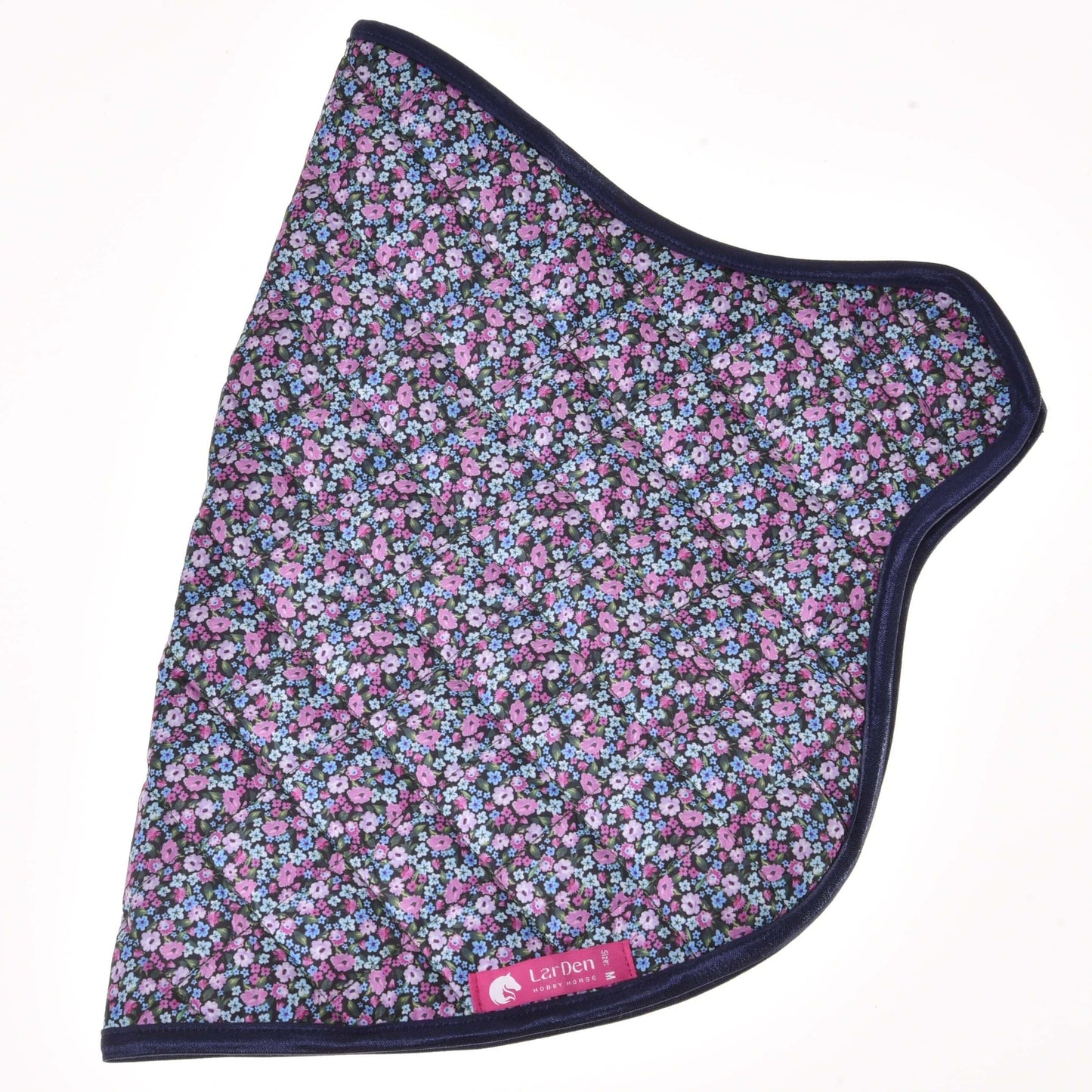 Šátek Hobby Horse LarDen Blanket Flower s květinovou látkou s malými modrými, fialovými a růžovými květy, tmavě modrým lemováním a růžovým štítkem LorDen v jednom rohu, zobrazený na bílém pozadí.