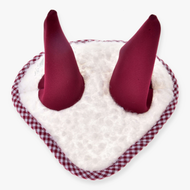 Čabraka Cube Red od Hobby Horse LarDen, bílý plyš ve tvaru srdce s červeným gingham lemem a dvěma vysokými vínovými kužely, připomínající hravou čabraku pro Hobby Horse.