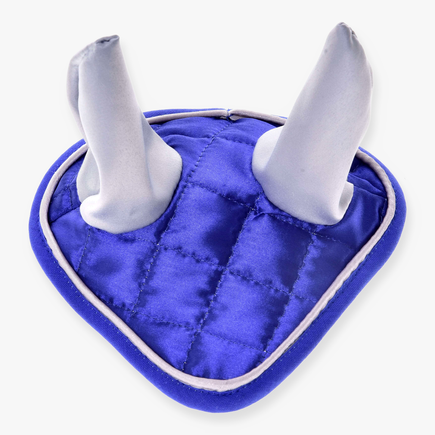 Čabraka DeLuxe Blue od Hobby Horse LarDen, modrý prošívaný látkový výrobek se dvěma vzpřímenými šedými látkovými kužely, zobrazený na bílém pozadí.