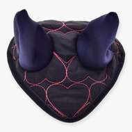 Čabraka Pink Heart od Hobby Horse LarDen, tmavý ozdobný doplněk pro koně ve tvaru srdce s polstrovanými špičkami připomínajícími rohy a červeným prošíváním, podobný ochraně proti hmyzu, zobrazený shora na bílém pozadí.