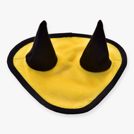 Čabraka Yellow (vel. M) od Hobby Horse LarDen s měkkým trojúhelníkovým žlutým designem a vztyčenými kuželovitými ušima s černým lemováním. Ideální jako čabraka pro Hobby Horse nebo kostýmový doplněk, zároveň poskytuje lehkou ochranu proti hmyzu.