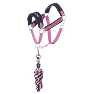 Set LarDen Exclusive Pink od Hobby Horse LarDen, růžovo-černá ohlávka s měkkým fleecovým nánosníkem, stříbrnými kovovými kroužky a ladícím pleteným vodítkem, na bílém pozadí.