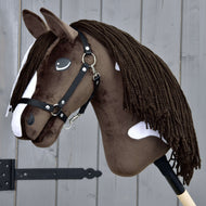 Hobby Horse Monte s černou ohlávkou od Hobby Horse LarDen má hnědobílý design inspirovaný American Paint Horse, černou ohlávku, bílé skvrny, dlouhou tmavou přízovou hřívu a je upevněný na dřevěné tyči.