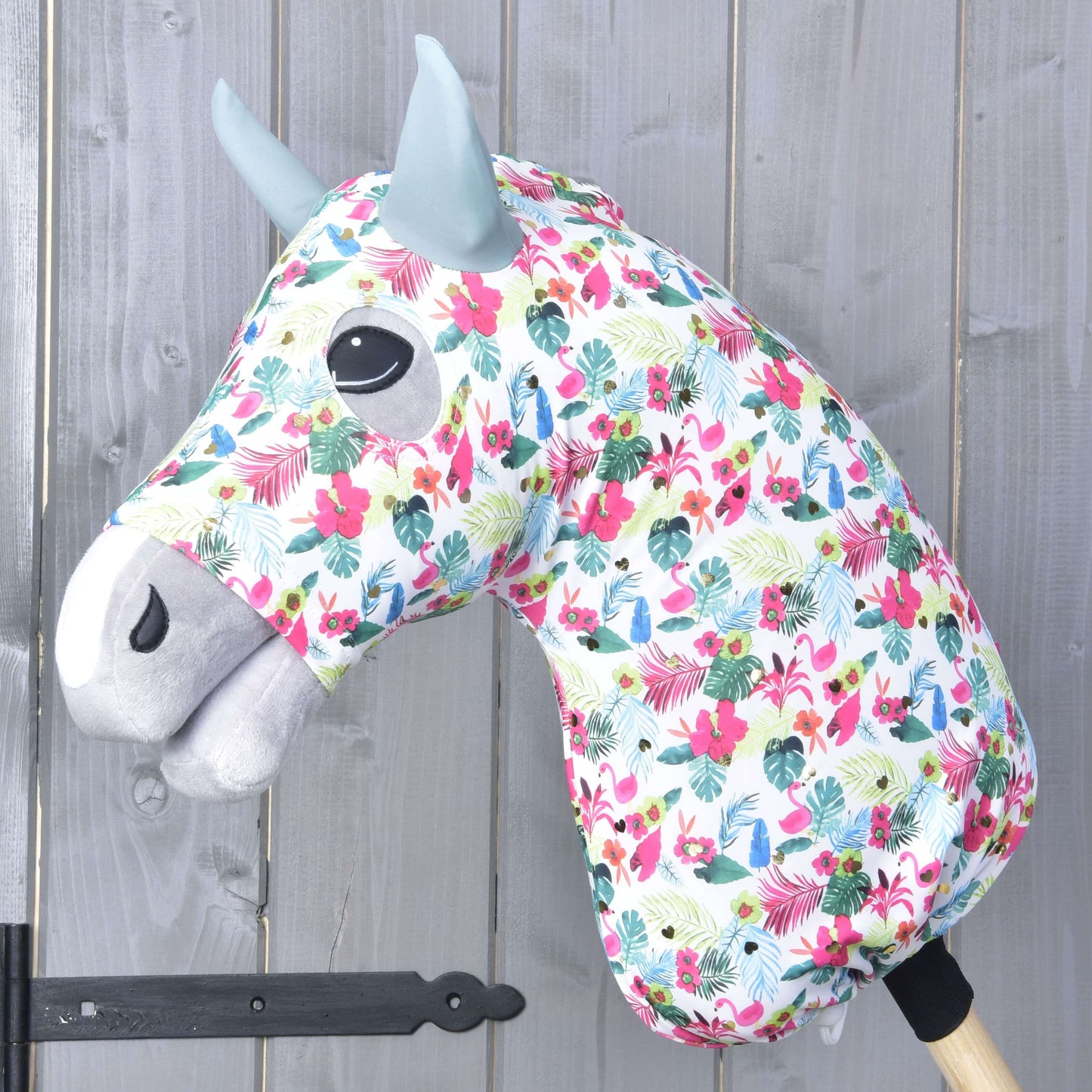 Hobby Horse ochranný oblek LarDen Star (Lycra) od Hobby Horse LarDen je pratelný barevný obal, který se navléká přes hlavu hobby horse a zajišťuje snadné čištění.