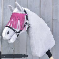 Plyšový Hobby Horse LarDen má na sobě Ohlávka černá s pink třásněmi a stojí před šedým dřevěným pozadím; má bílý kožich a stylový čelenkový řemínek s růžovými třásněmi.