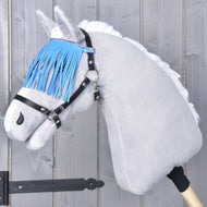 Ohlávka černá s modrými třásněmi od Hobby Horse LarDen na šedém plyšovém Hobby Horse nasazeném na dřevěné tyči, před šedou dřevěnou stěnou.