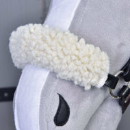 Detail Set Harmony Elsa od Hobby Horse LarDen, zobrazující bílý kudrnatý plyšový nánosník, černou uzdečku z umělé kůže a prošívanou černou nozdru na jemné šedo-bílé látce.