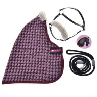 Set Harmony Elsa od Hobby Horse LarDen obsahuje fialovou stájovou deku se vzorem kohoutí stopy, černou ohlávku s fleecovým polstrováním, černé vodítko a samolepku s koněm – ideální pro každého nadšence do Hobby Horse.