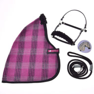 Set Harmony Pink od Hobby Horse LarDen obsahuje růžovo-černou kostkovanou stájovou deku, černou ohlávku s chlupatou podšívkou, ladící vodítko a odznak s koněm – ideální pro každého fanouška Hobby Horse.