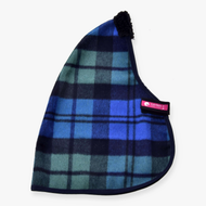 Deka stájová Perth od Hobby Horse LarDen s modrým, zeleným a černým kostkovaným vzorem, černým fleecovým lemem a růžovým štítkem Ear bag, stylizovaná jako útulná tréninková deka pro koně do chladných dnů.