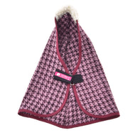 Deka stájová Winter Magic od Hobby Horse LarDen z růžové a černé PES látky se vzorem kohoutí stopy, s vínovým lemováním, nadýchaným bílým límcem, černým zapínáním na popruh a růžovým štítkem Loff Petit – ideální pro dodání elegantního stylu vašemu hobby horse.