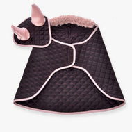 Set Thermo Sweety od Hobby Horse LarDen, prošívaný tmavě hnědý kabátek pro mazlíčky se světle růžovým lemem, s kapucí s jemně růžovými oušky, huňatým límcem a předním zapínáním, ideální pro malé mazlíčky. Inspirováno koňskou dekorací.