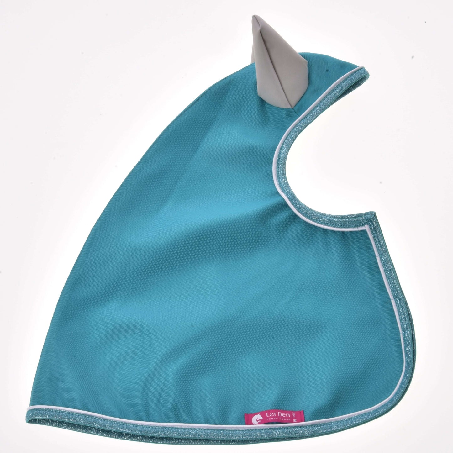 Pláštěnka Turquoise od Hobby Horse LarDen s šedým špičatým akcentem připomínajícím roh, zakřiveným výstřihem se světle modrým lemem a růžovým štítkem LUX DEN pro každé počasí dole.