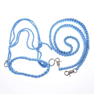 Provazový set Cotton Blue (vel. M) od Hobby Horse LarDen obsahuje světle modré pletené bavlněné vodítko s kovovými karabinami a kroužky, uspořádané do smyček a spirál – ideální pro ručně vyráběné ohlávky nebo provazové sety pro Hobby Horse.