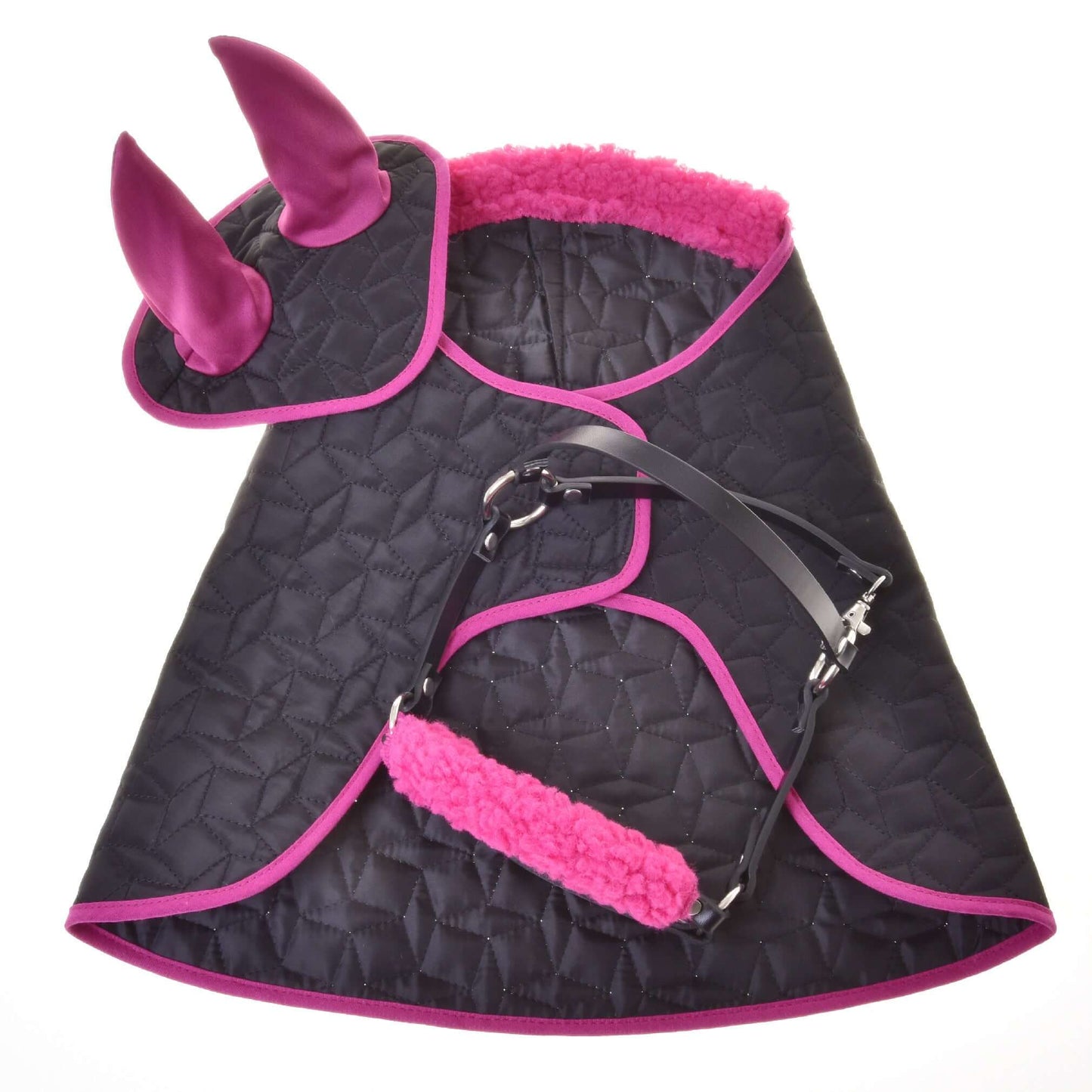 Set Thermo Pinkie (čabraka + deka + ohlávka s beránkem) od Hobby Horse LarDen obsahuje černou prošívanou deku s růžovým lemováním, ladící čabraku a ohlávku s růžovým beránkem – stylové doplňky pro vašeho Hobby Horse, vše zobrazené na bílém pozadí.