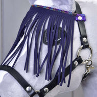 Detail šedé hlavy Hobby Horse s Ohlávkou černou s lila třásněmi od Hobby Horse LarDen, s černými koženými otěžemi a ozdobnými fialovými třásněmi zakrývajícími oči.