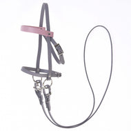 Šedý koženkový set - uzdečka, otěže a martingale od Hobby Horse LarDen zahrnuje uzdečku, otěže a martingale v šedé a světle růžové kožence s kovovými přezkami a kroužky, zobrazený na bílém pozadí.